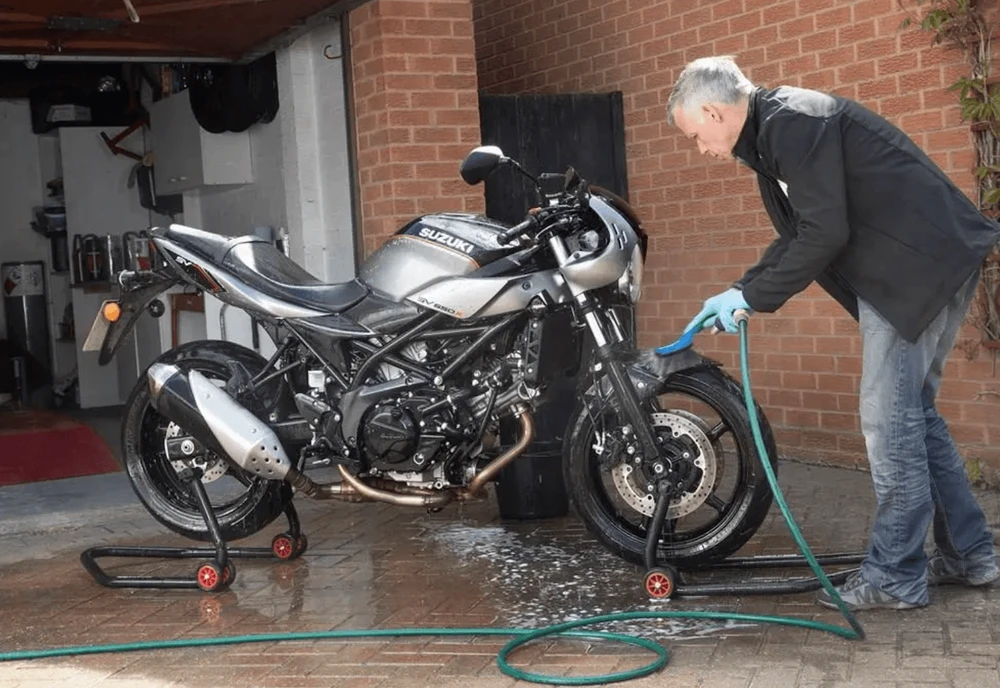 su-dung-ben-nang-de-ve-sinh-xe