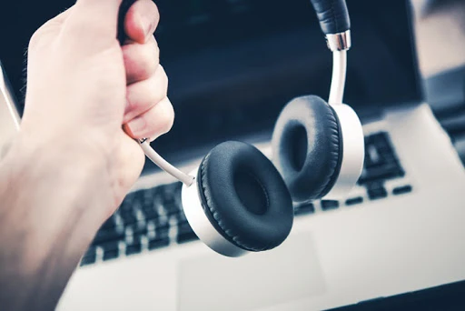 ve-sinh-tai-nghe-headphones