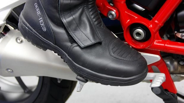 cach-gac-chan-khi-lai-xe