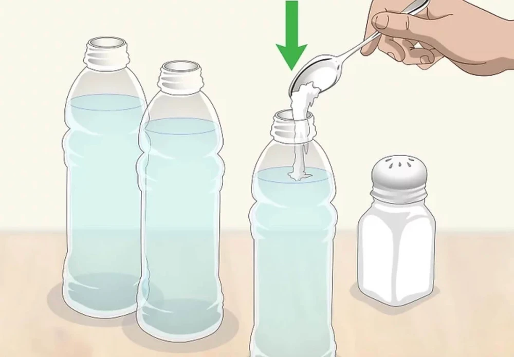 cho-muoi-vao-chai-nuoc