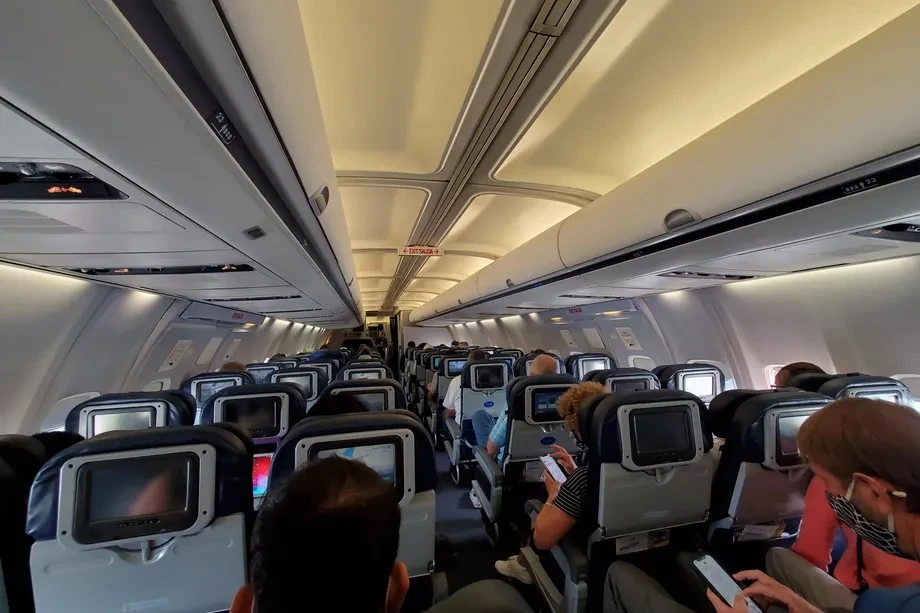 deo-khau-trang-khi-di-may-bay