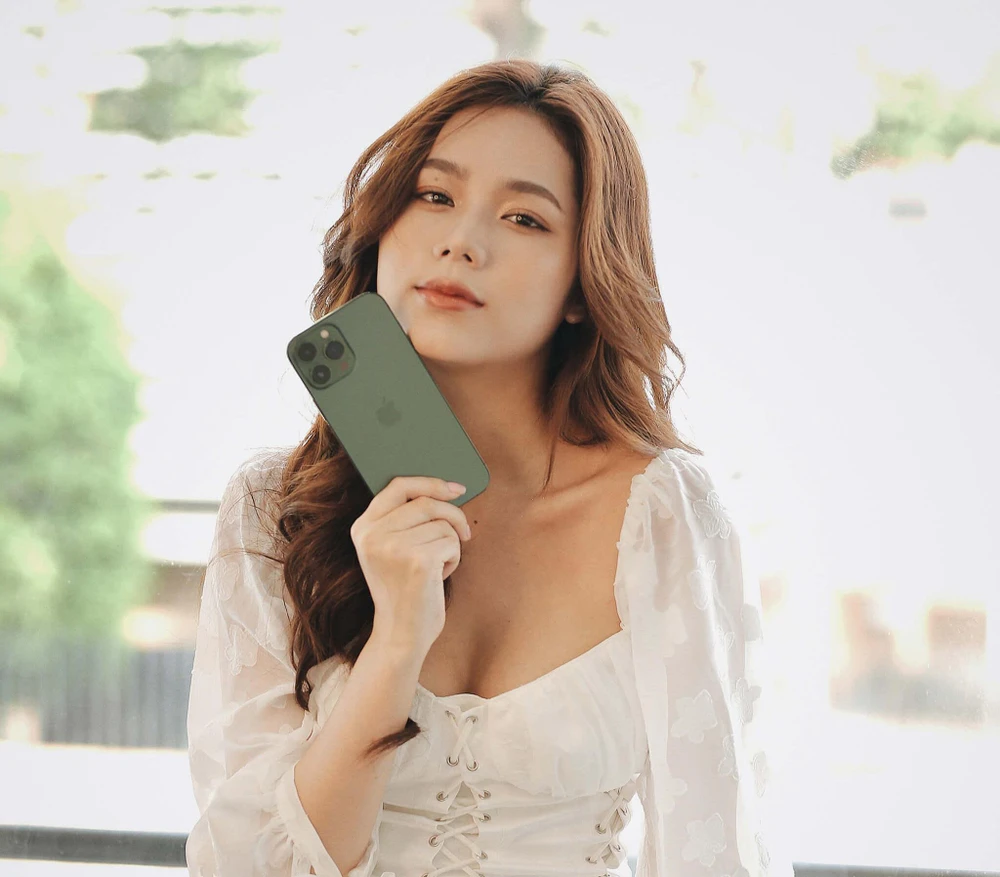 iPhone 13 series màu xanh lá giá chỉ từ 17,9 triệu đồng. Ảnh: TIỂU MINH