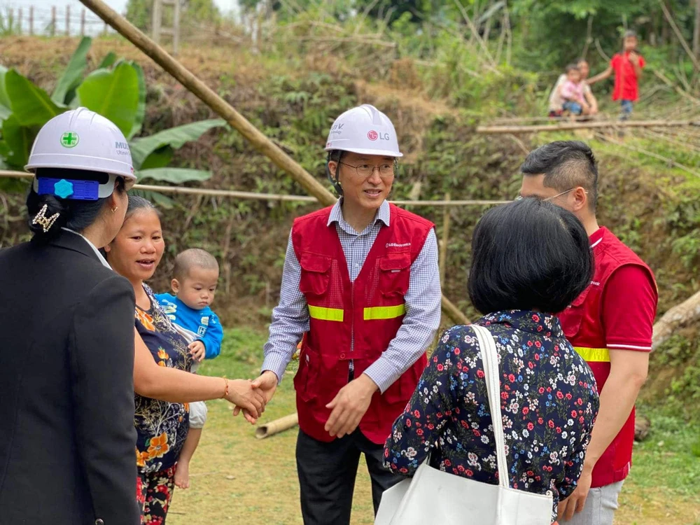 Ông Sung Woo Nam, Tổng giám đốc LG Việt Nam cùng đại diện Habitat và chính quyền địa phương ghé thăm và chia sẻ cùng các hộ gia đình khó khăn. Ông Sung Woo Nam, Tổng giám đốc LG Việt Nam cùng đại diện Habitat và chính quyền địa phương ghé thăm và chia sẻ cùng các hộ gia đình khó khăn.
