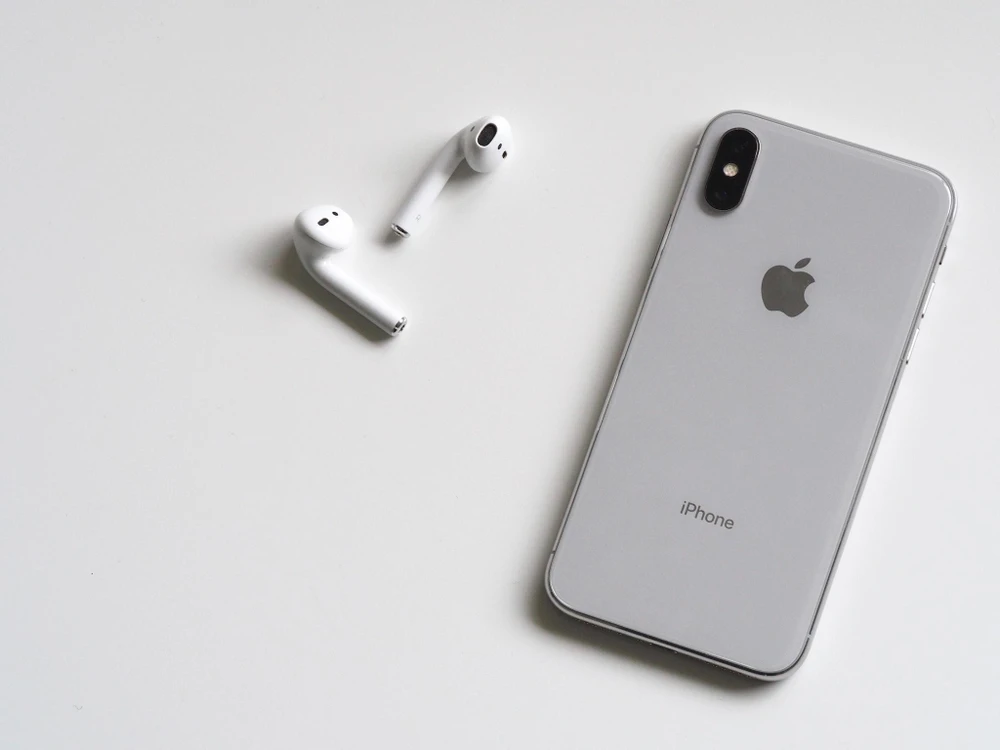 airpods-vs-iphone