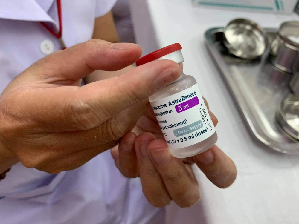 Tiêm vaccine mũi bổ sung để tăng khả năng miễn dịch. Ảnh: TIỂU MINH