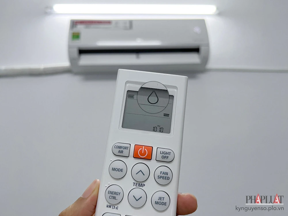 Mở máy lạnh với nhiệt độ phù hợp. Ảnh: TIỂU MINH