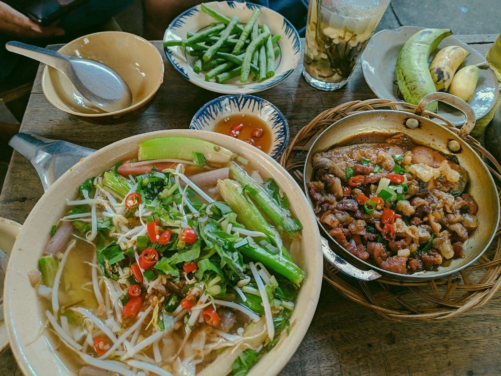 Ăn uống đa dạng, bao gồm rau củ quả, trái cây... để cải thiện sức khỏe. Ảnh: TIỂU MINH