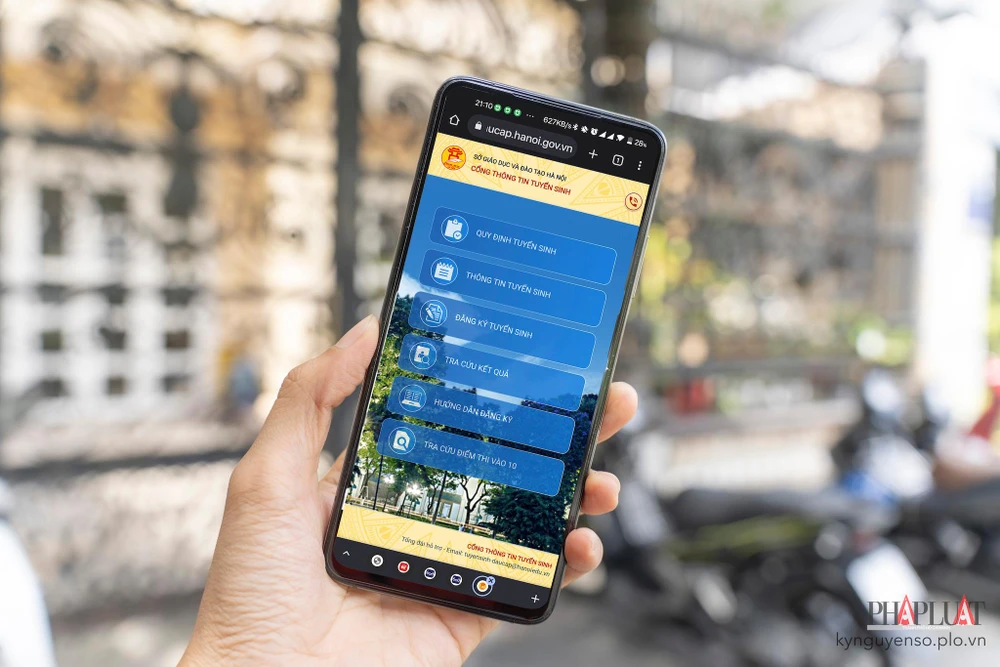 Đăng ký tuyển sinh trực tuyến giúp tiết kiệm thời gian và công sức đi lại. Ảnh: MINH HOÀNG