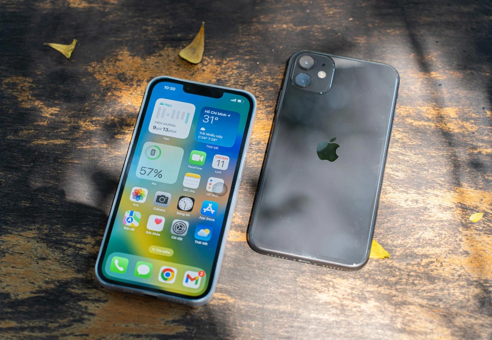 Apple nắm giữ 62% thị phần smartphone cao cấp. Ảnh: TIỂU MINH