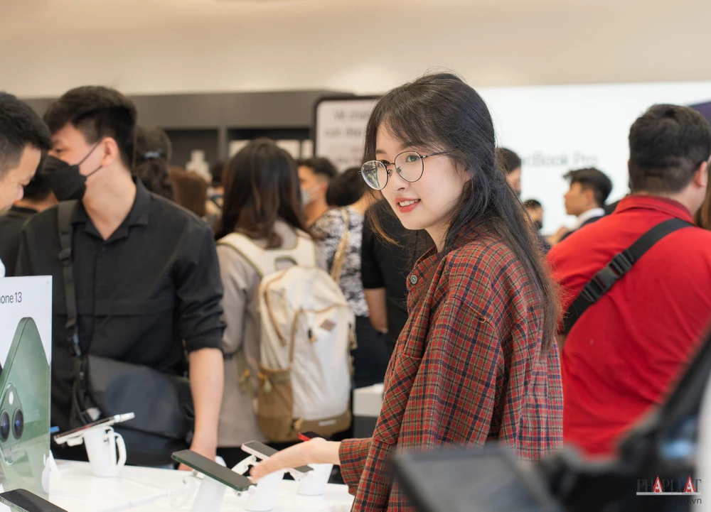 iPhone là "gà đẻ trứng vàng" của nhiều hệ thống bán lẻ. Ảnh: TIỂU MINH
