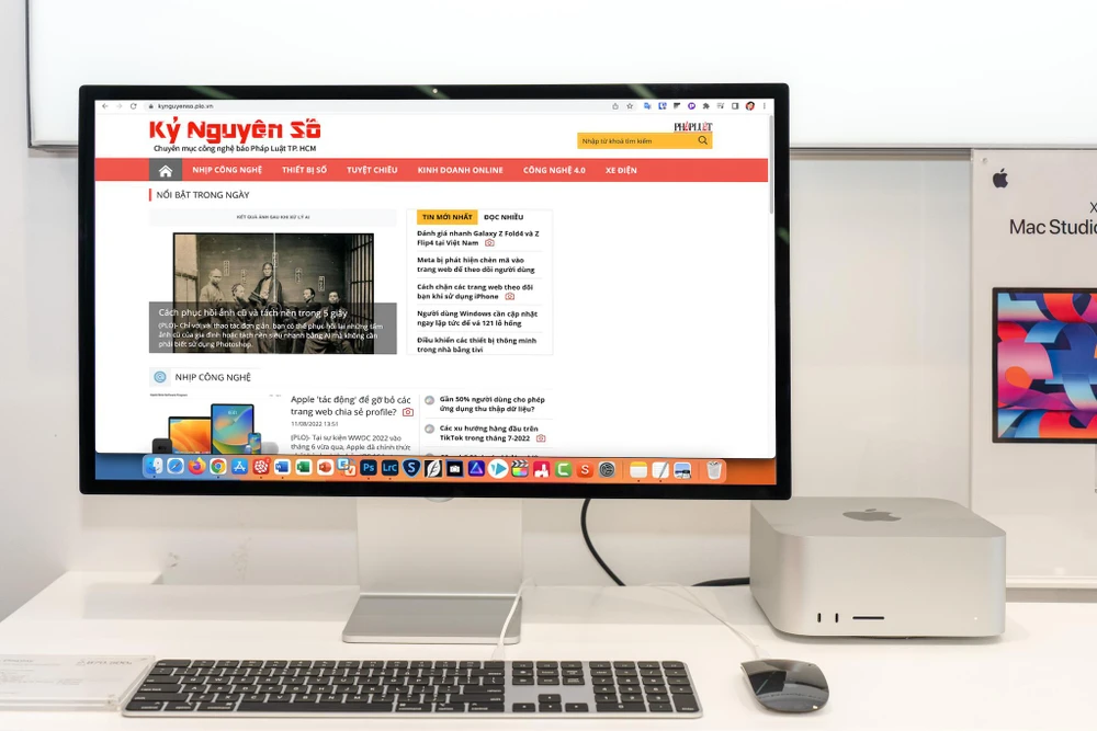 MacBook, Mac Studio, iPhone... được nhiều người săn đón. Ảnh: TIỂU MINH