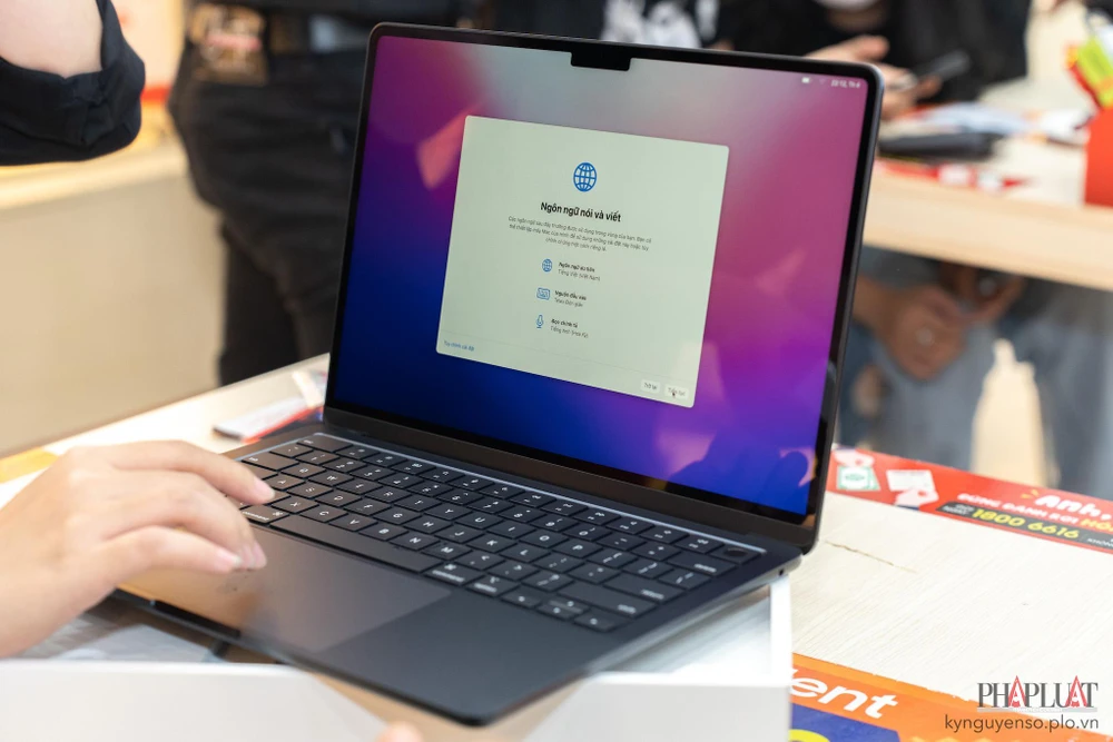 Hình ảnh MacBook Air M2 chính hãng đầu tiên tại Việt Nam. Ảnh: TIỂU MINH