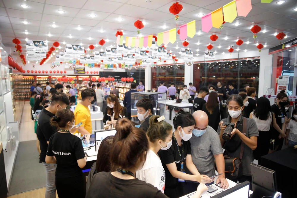 Lượng khách đến nhận và trải nghiệm sản phẩm khá đông đúc mặc dù trời mưa. Ảnh: TIỂU MINH