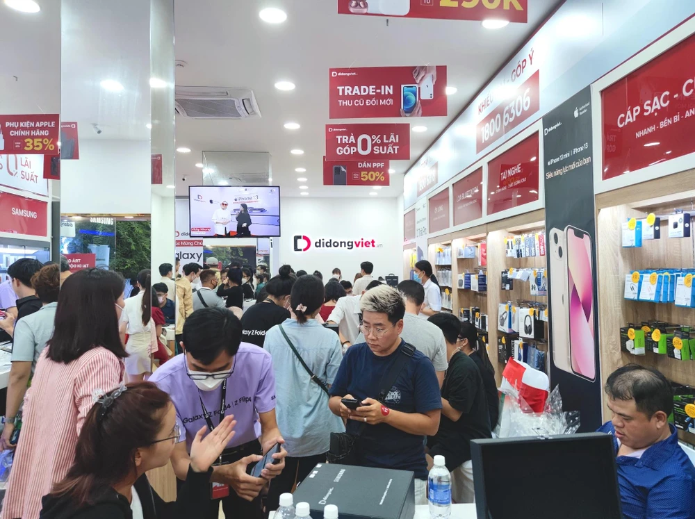 Giao Z Fold4 và Z Flip4 sớm, đồng thời tặng thêm hộp quà cho người dùng. Ảnh: TIỂU MINH