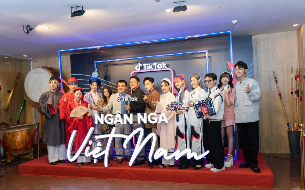 Quảng bá du lịch bằng âm nhạc truyền thống. Ảnh: TIỂU MINH