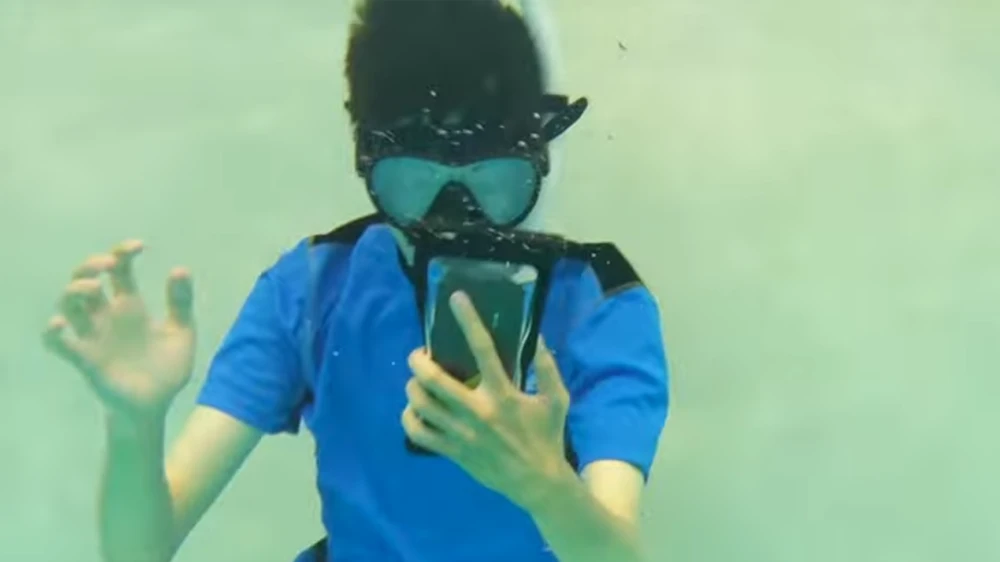 sử dụng điện thoại dưới nước