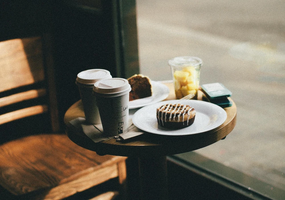 uong-caphe-sang Uống cà phê sáng sẽ giúp bạn tỉnh táo hơn. Ảnh: Pexels