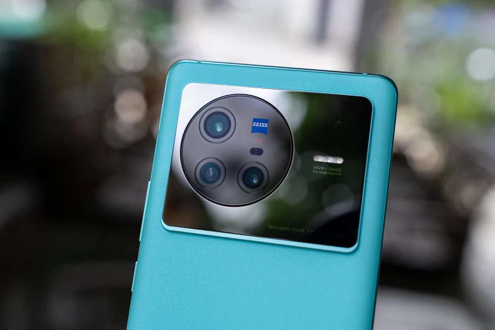 Đa số các mẫu smartphone cao cấp đều hỗ trợ chống rung quang học. Ảnh: TIỂU MINH