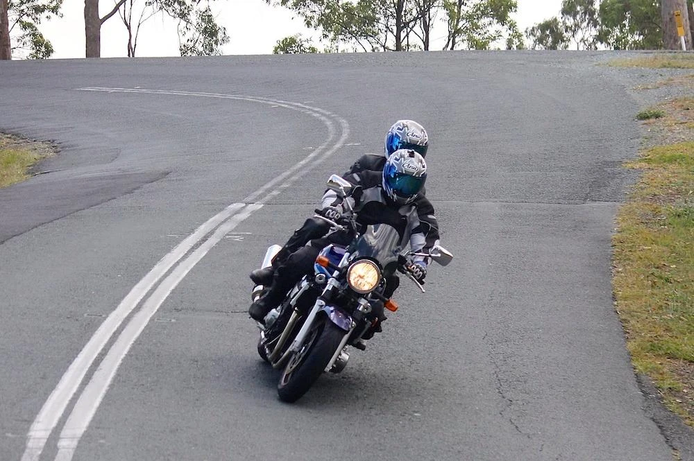 giảm tốc độ trước khi vào cua