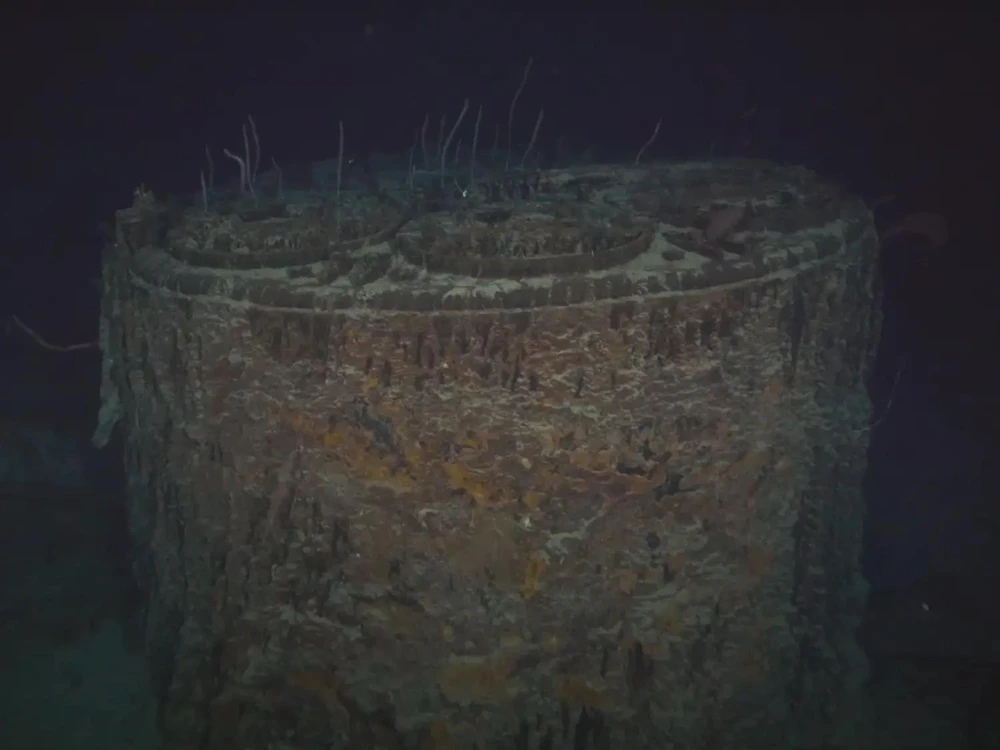 Ảnh chụp màn hình trong đoạn phim Chuyến thám hiểm Titanic năm 2022 cho thấy một lò hơi của tàu đã rơi xuống đáy đại dương. Ảnh: OceanGate Expeditions
