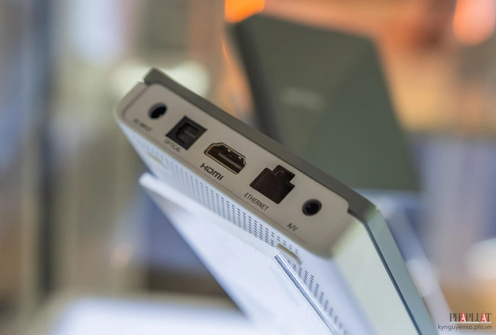 fpt-play-2022 Thiết bị vẫn hỗ trợ đầy đủ các cổng kết nối quen thuộc. Ảnh: TIỂU MINH