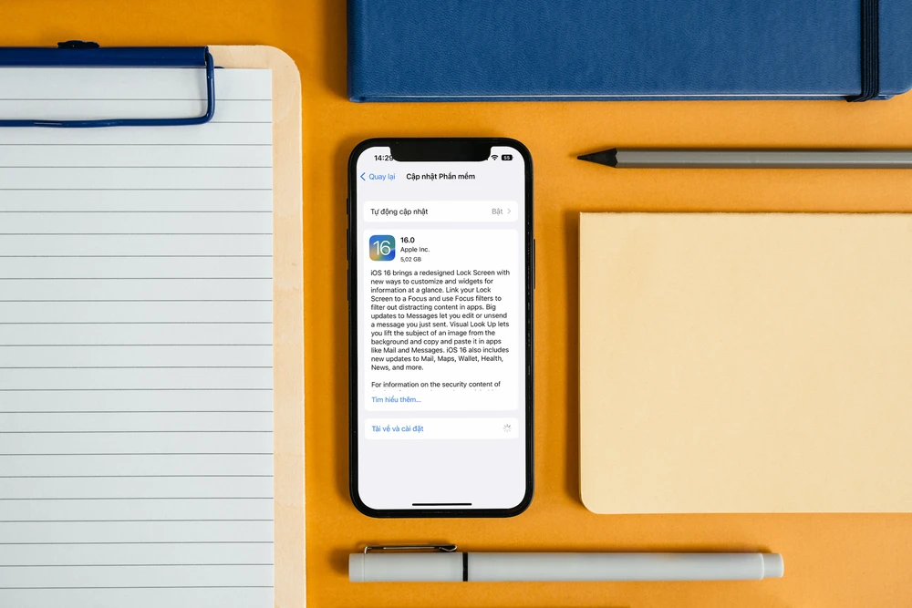 cap-nhat-iphone-len-ios-16 Cập nhật iPhone lên phiên bản mới nhất. Ảnh: TIỂU MINH
