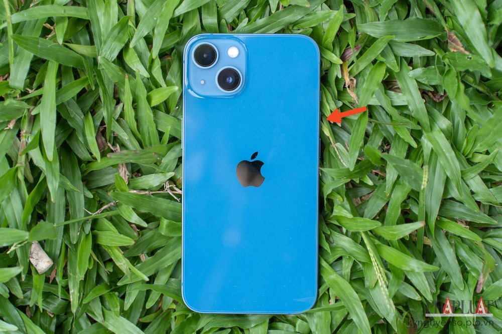 Làm sạch các nút bấm trên iPhone. Ảnh: MINH HOÀNG