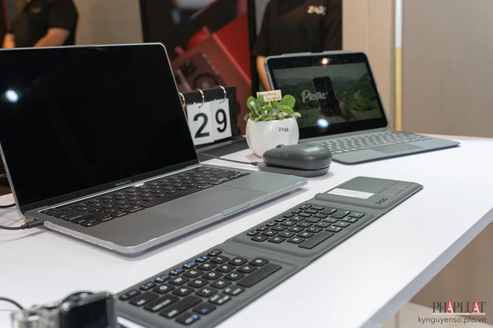 Phụ kiện hỗ trợ giúp người dùng làm việc hiệu quả hơn. Ảnh: TIỂU MINH