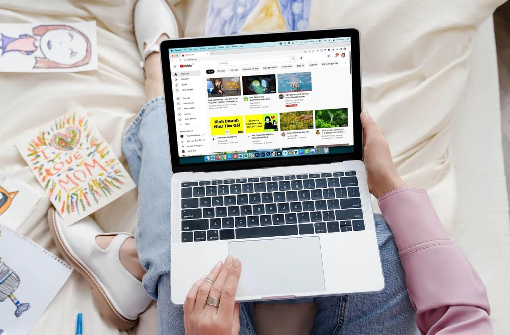 Sử dụng YouTube trên MacBook. Ảnh: Canva/MINH HOÀNG