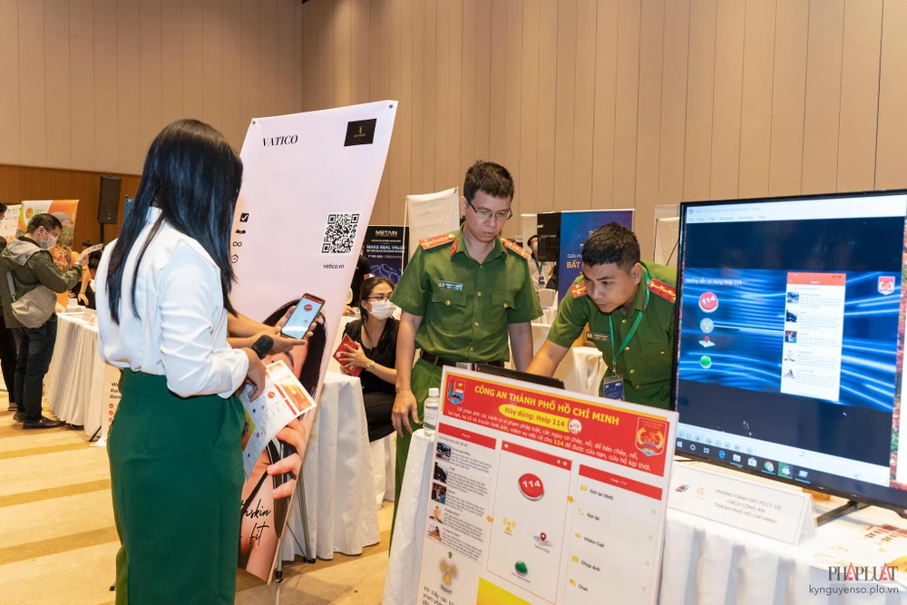 Gian hàng của Công an TP.HCM, hướng dẫn mọi người cách báo cáo sự cố bằng ứng dụng Help 114. Ảnh: TIỂU MINH