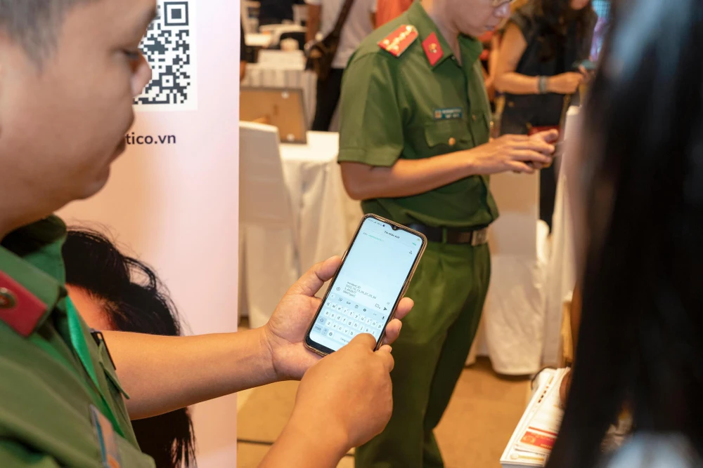 Người dân có thể báo cáo sự cố cháy nổ, tai nạn... thông qua ứng dụng Help 114. Ảnh: TIỂU MINH