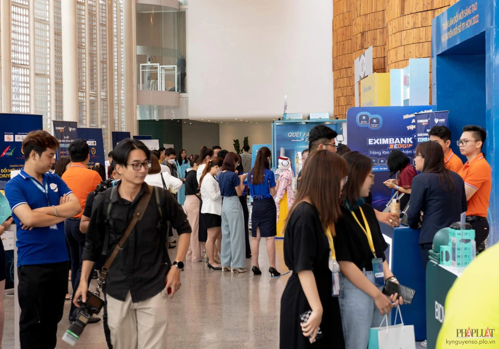 Các gian hàng triển lãm sản phẩm tại sự kiện. Ảnh: TIỂU MINH