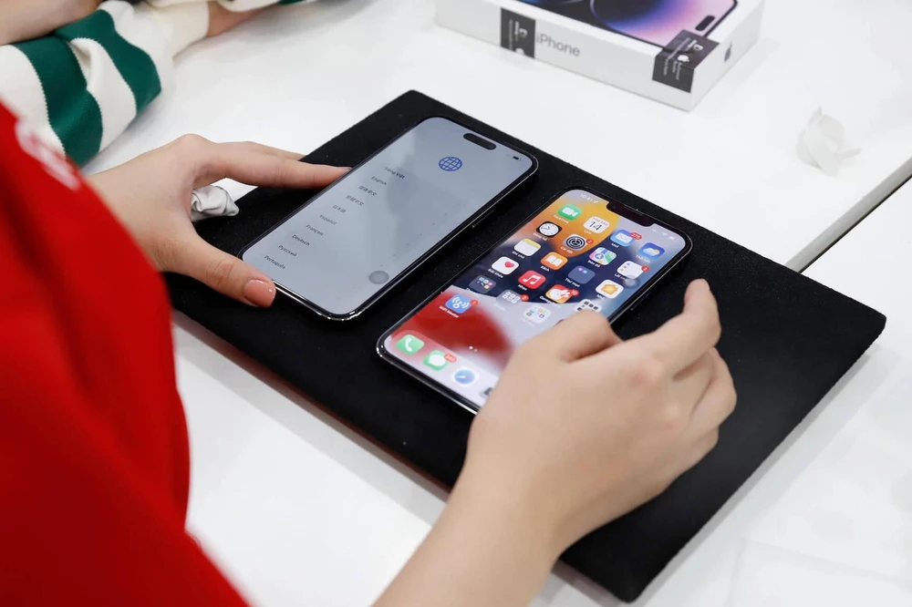 iPhone mới được bán ra không kèm cục sạc. Ảnh: TIỂU MINH