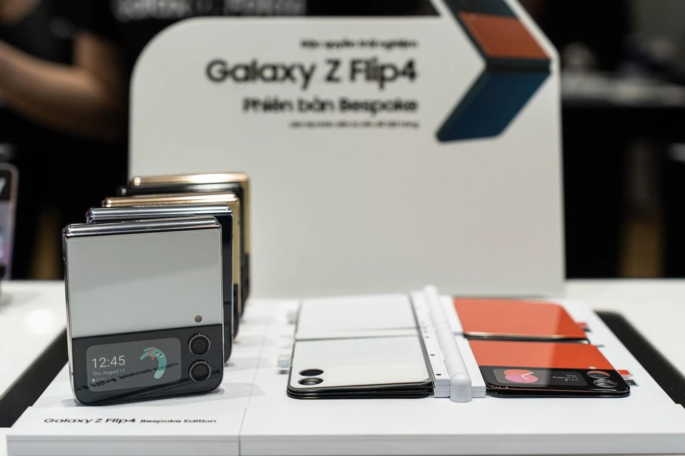 galaxy-z-flip4 Z Flip4 giảm giá khủng chỉ sau gần 3 tháng ra mắt. Ảnh: TIỂU MINH