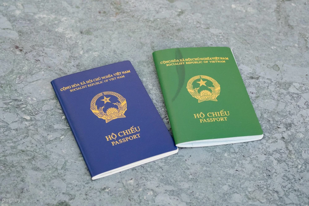 Hộ chiếu mới (phải) và cũ (trái). Ảnh: Tinhte/pnghuy