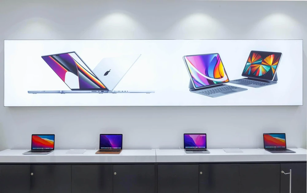 Nhiều mẫu MacBook giảm giá mạnh trong ngày lễ độc thân 11-11. Ảnh: TIỂU MINH