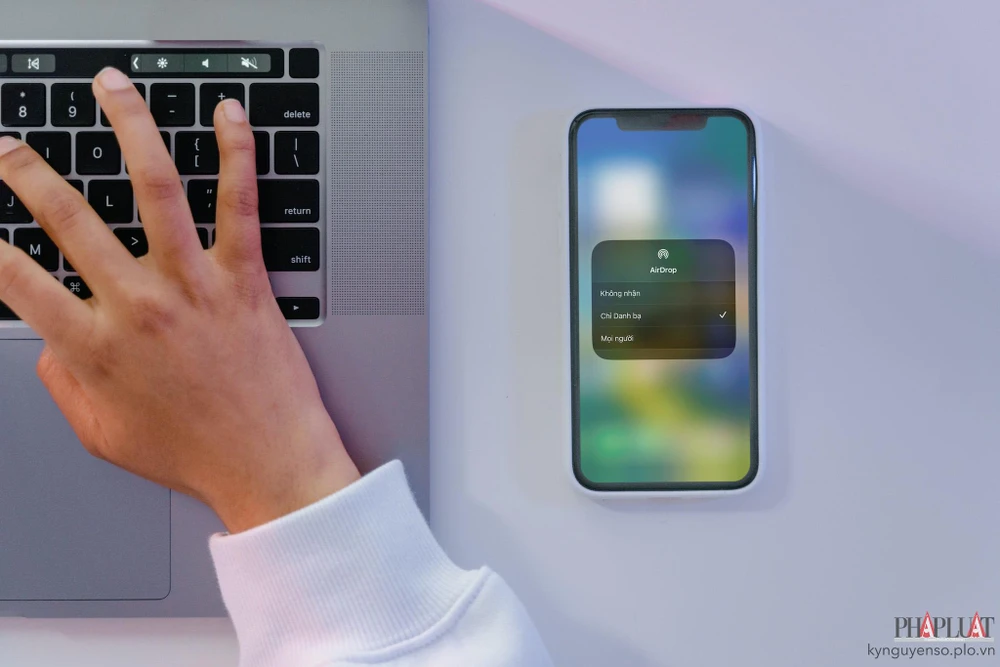 Apple ra mắt tính năng mới nhằm hạn chế thư rác. Ảnh: TIỂU MINH/Canva