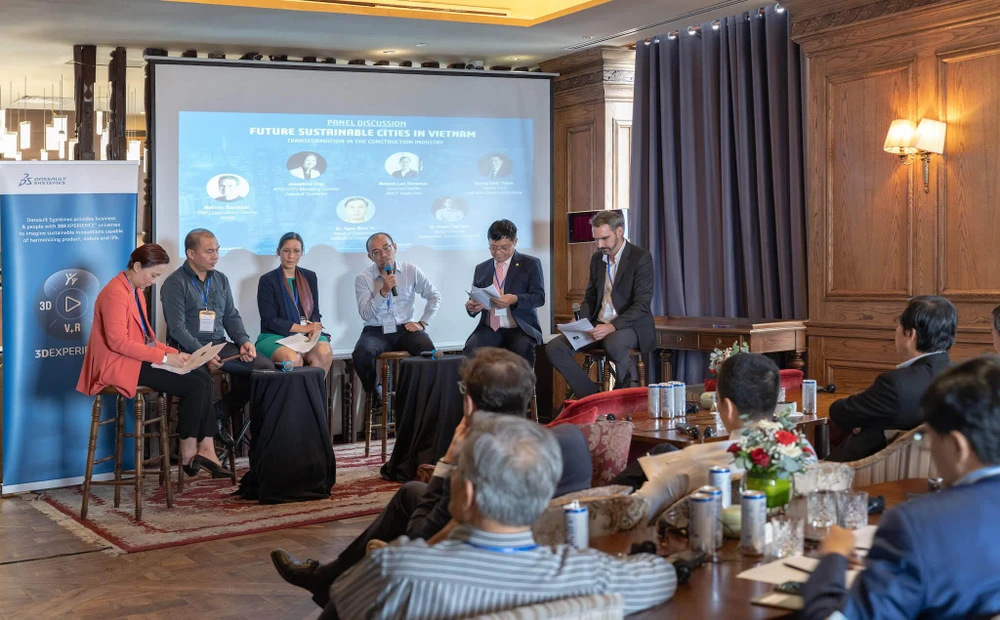 Các chuyên gia đầu ngành về hạ tầng, phần mềm và xây dựng bàn luận về việc xây dựng thành phố thông minh. Ảnh: TIỂU MINH