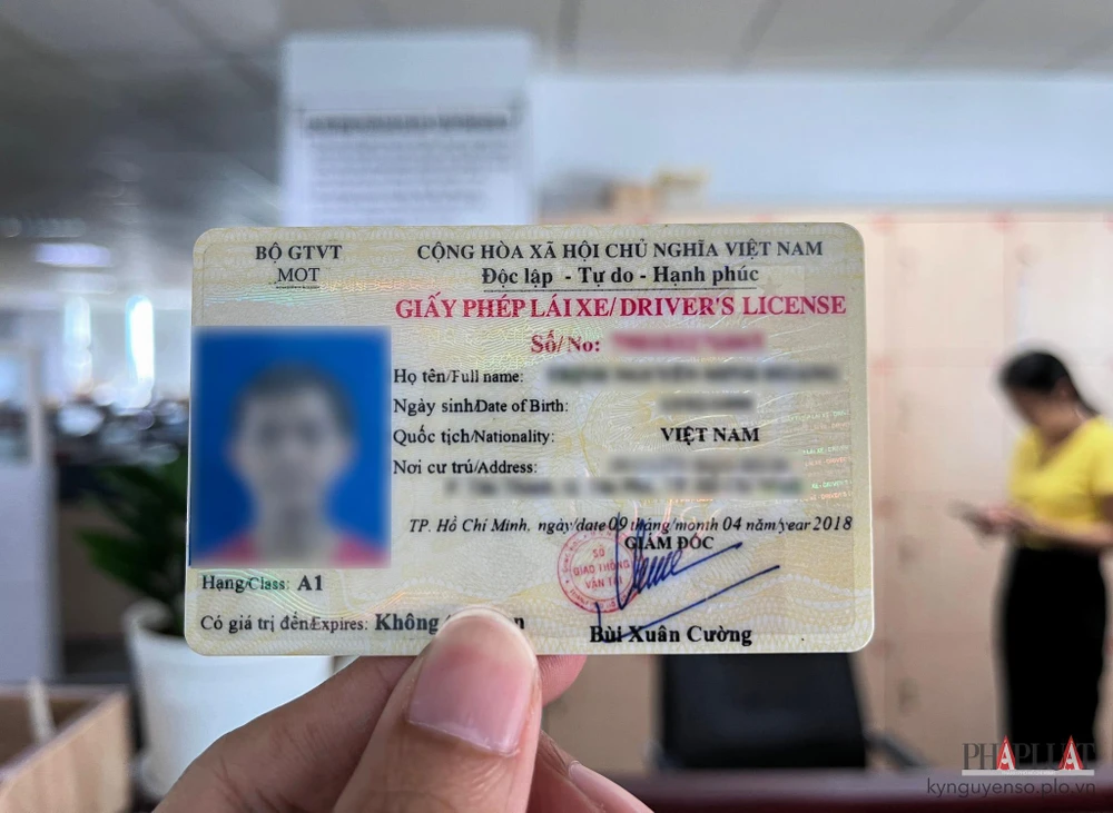 Cách phân biệt GPLX thật và giả. Ảnh: TIỂU MINH