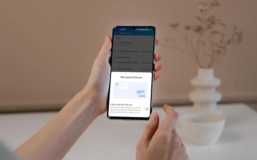 Cách âm thầm đọc tin nhắn trên Zalo. Ảnh: MINH HOÀNG/Canva