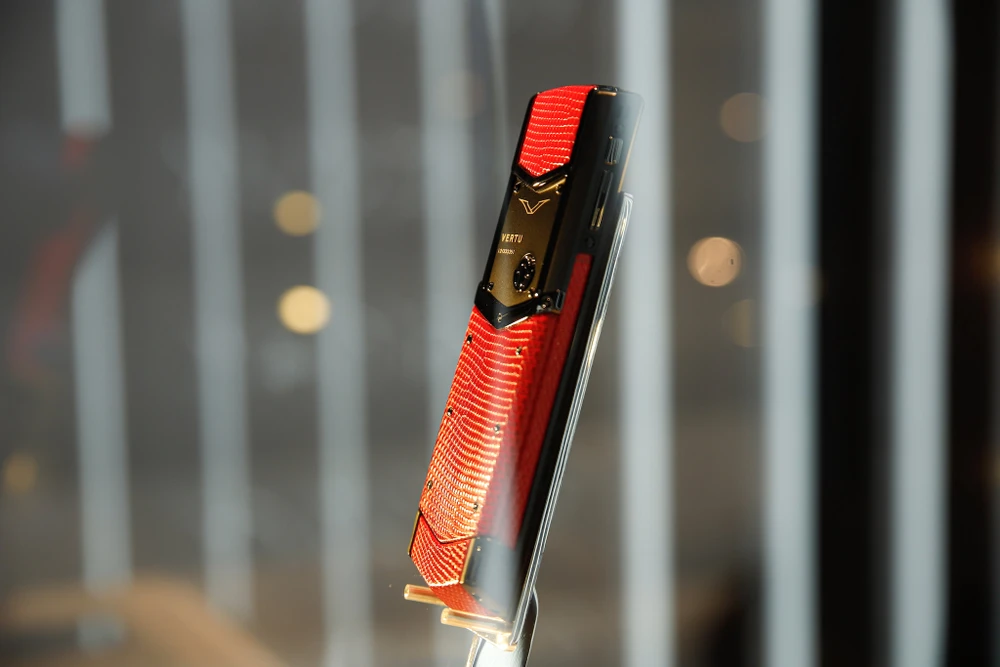 Vertu Signature V Pure Black Lizard Red có giá lên đến 600 triệu đồng.