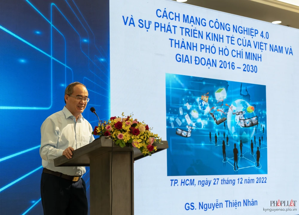GS.TS. Nguyễn Thiện Nhân, Nguyên Ủy viên Bộ Chính trị, Nguyên Bí thư Thành ủy TP.HCM chia sẻ tại hội thảo. Ảnh: TIỂU MINH