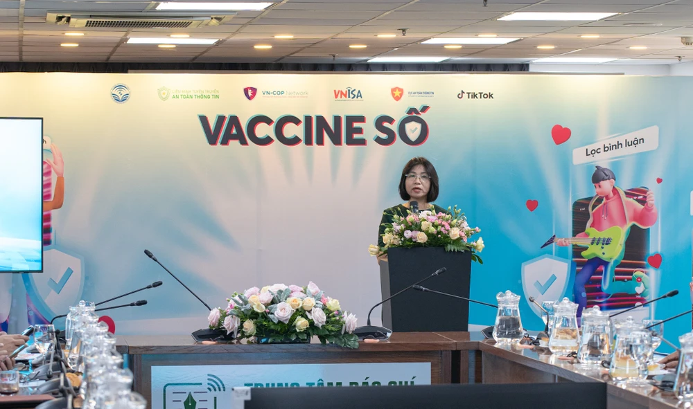 Bà Đỗ Hải Anh, Trưởng phòng Quy hoạch Phát Triển, Cục ATTT, Bộ TT&TT phát biểu tại sự kiện. Ảnh: TIỂU MINH