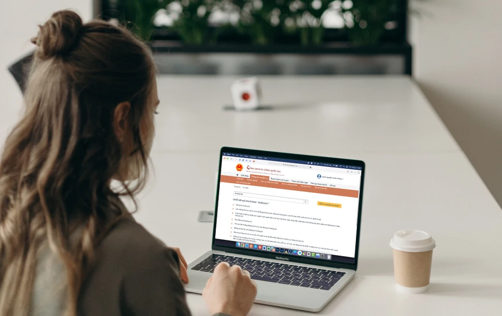 Thực hiện các thủ tục hành chính công qua mạng. Ảnh: MINH HOÀNG/Pexels