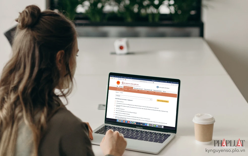 Thực hiện các dịch vụ công ngay tại nhà. Ảnh: MINH HOÀNG/Canva