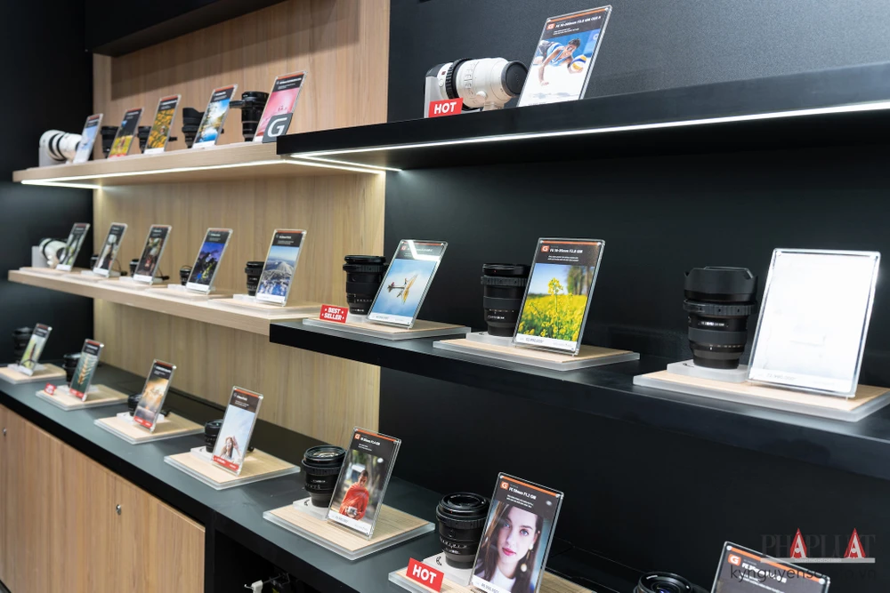 Ống kính và máy ảnh thu hút nhiều khách tham quan. Ảnh: TIỂU MINH