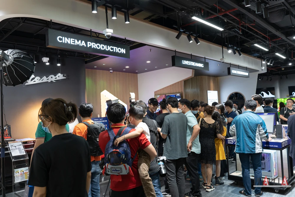 Sony Store trưng bày nhiều sản phẩm cao cấp và mới nhất. Ảnh: TIỂU MINH