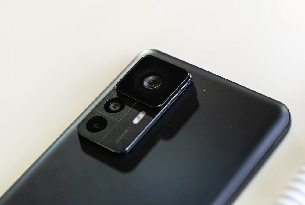 Xiaomi 12T Pro nổi bật với cụm camera 200 MP. Ảnh: TIỂU MINH