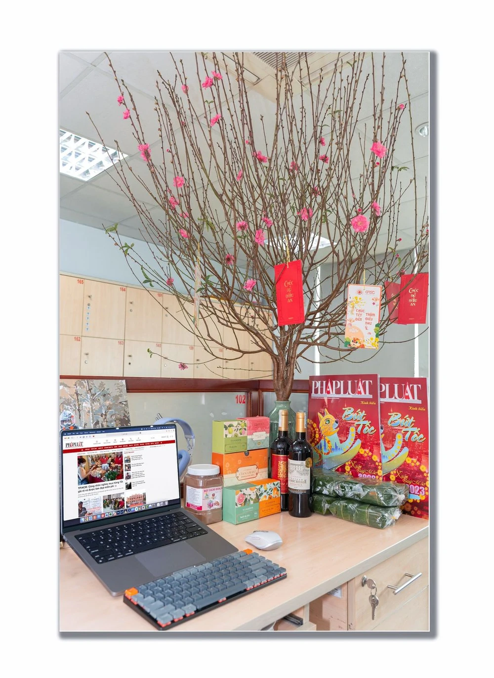 Dọn dẹp lại bàn làm việc sau tết. Ảnh: TIỂU MINH