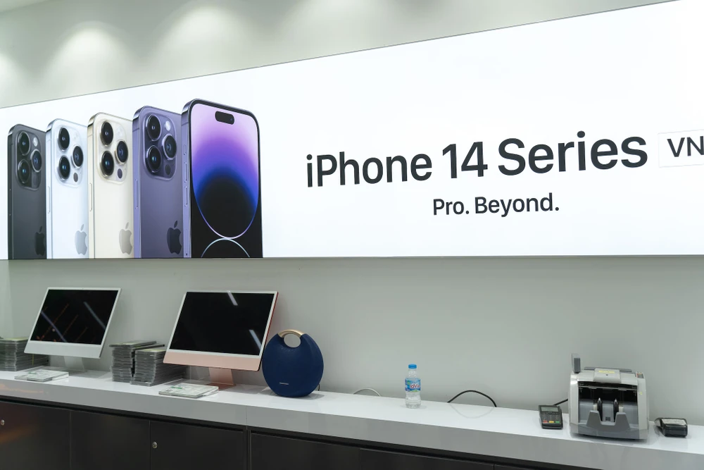 nhieu-mau-iphone-giam-gia-manh Nhiều mẫu iPhone được giảm giá mạnh tại các đại lý. Ảnh: TIỂU MINH